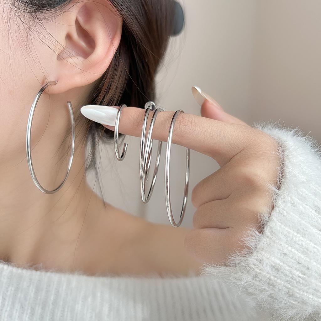 Große Creolen mit schlichtem Design, feine ringförmige Ohrringe, exquisite und vielseitige Ohrringe.