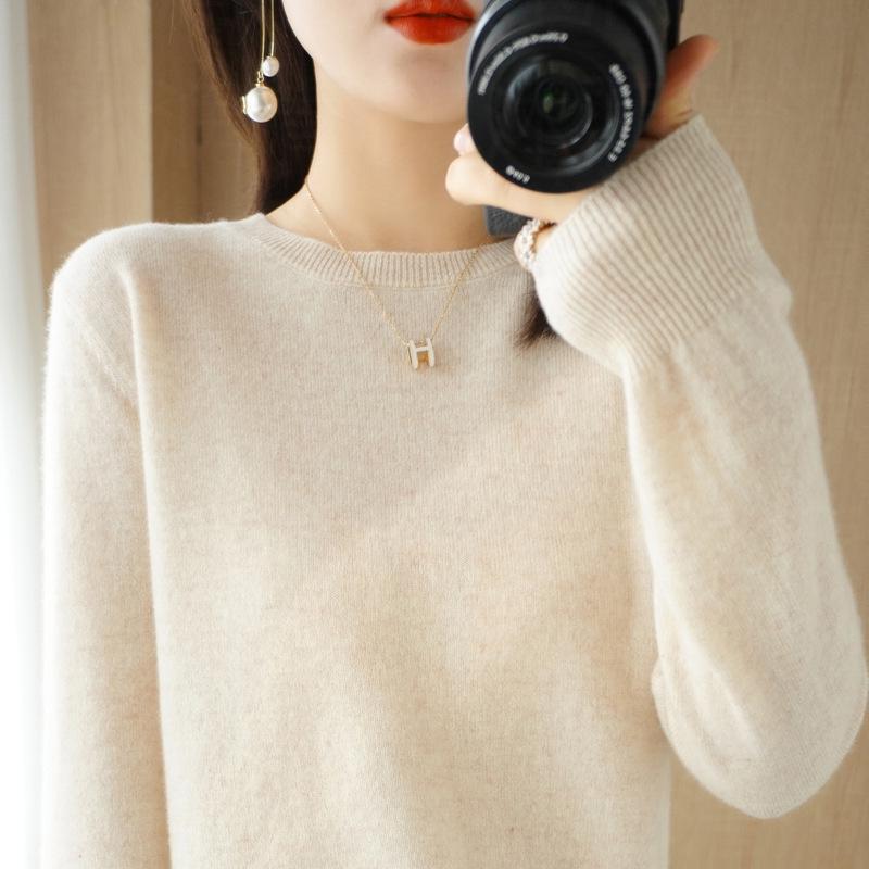 Women's Round Neck Sweater: Solid Color Knit Pullover for Autumn/Winter, Long Sleeve, Lightweight and Short.