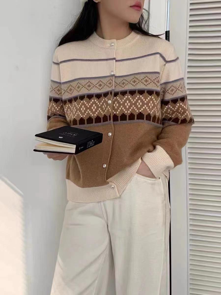 

Rhombus jacquard sweater women s autumn new loose and versatile retro literary contrasting color knitted cardigan jacket One size хаки