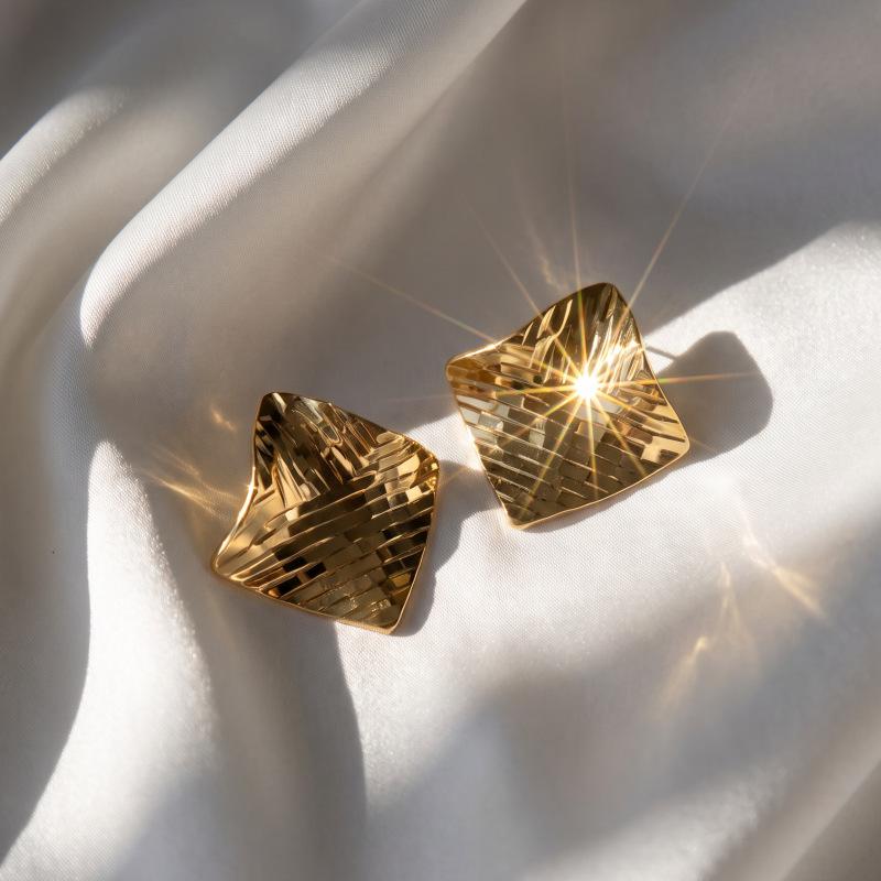European and American Ins Style Geometric Rhombus Pattern Earrings, Cold and High-end Fashion Earrings, Exquisite and Versatile Niche Earrings