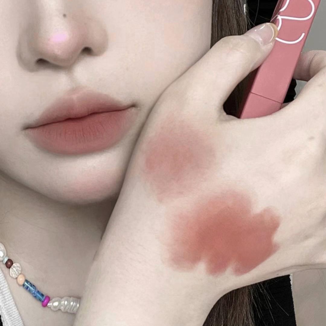 

Нежная матовая помада Thai Autumn/Winter в тонком тюбике — оттенки молочного чая и бобовой пасты для отбеливающего эффекта