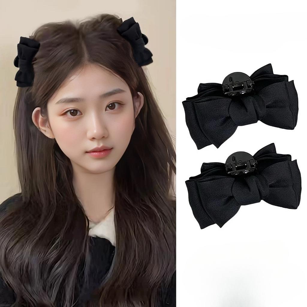 Elfenohrenförmige Schleifen-Haarspangen Die Haare der Prinzessin an der Seite, dann die oberen Ponypartien befestigen und schließlich die Haare am Oberkopf hochstecken.