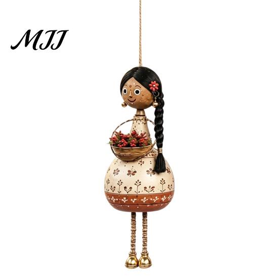 Decorazione Artistica da Interno ed Esterno Mano?Ornamento Appeso Bambola Etnica Dipinta, Ciondolo Stile Popolare con Campanella e Cesto, Statuetta Rustica Fantasiosa per la Casa Boho