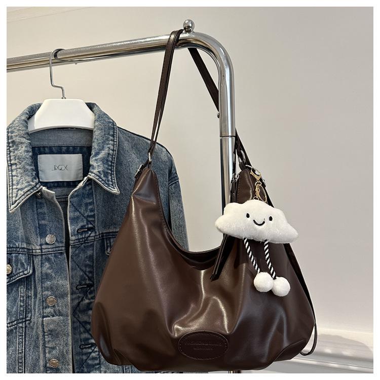 

Женский повседневный рюкзак из мягкого полиуретана 2024 года — большая вместимость, однотонный, для ношения в руке или через плечо. With Pendant кофейный