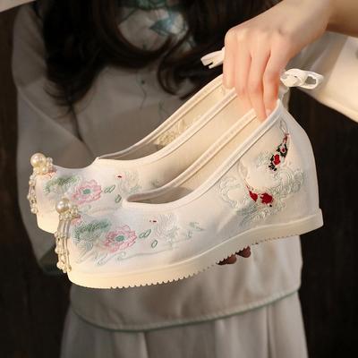 Antike Hanfu-Schuhe, bestickte Schuhe mit erhöhter Innenhöhe und erhöhtem Kopf, Hochzeitsschuhe im Frühling