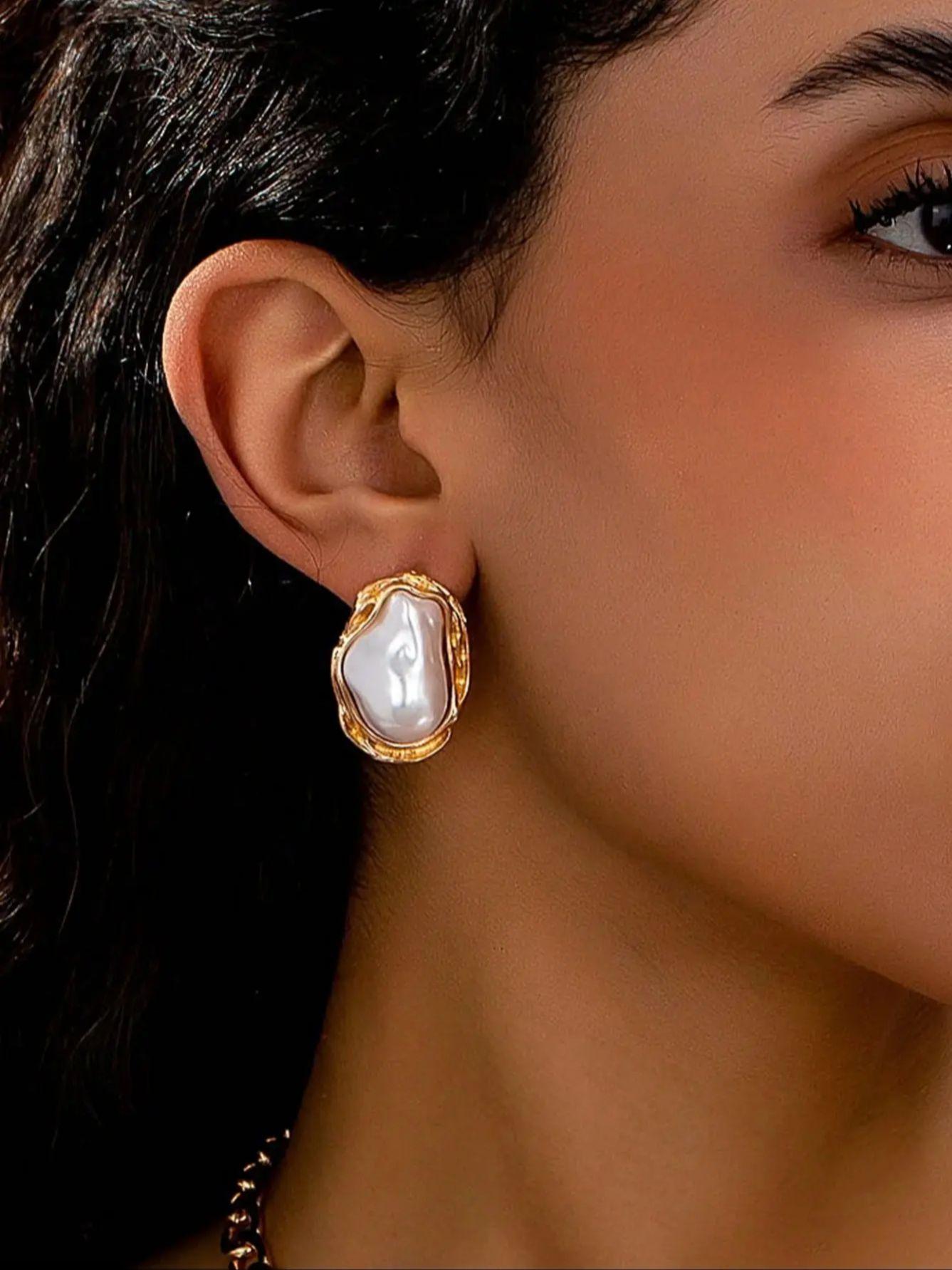 A Pair of European and American Style Retro Baroque Irregular Pearl Earrings for Women, Light Luxury Gold Irregular Pearl Ear Jewelry, Unique Design