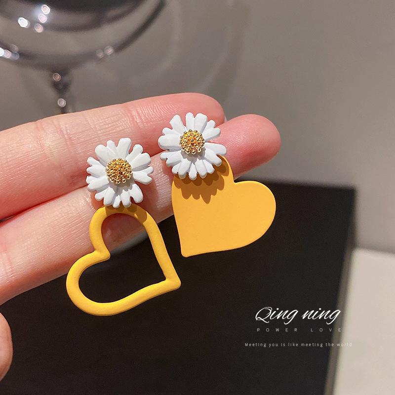 Silver Needle Asymmetrical Love Daisy Earrings - Korean Sweet Style Earrings