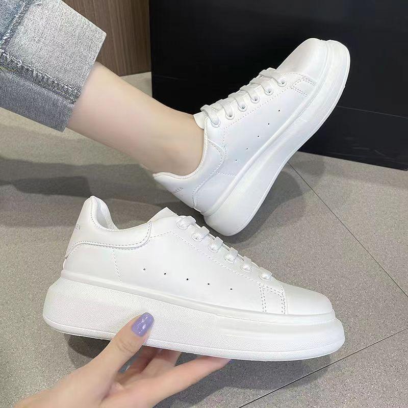 

Супер-пожарные маленькие белые туфли на толстой подошве для женщин 2024 года, новые популярные туфли для увеличения роста, универсальные с юбками, спортивная и повседневная обувь, белые туфли для доски 35 белый