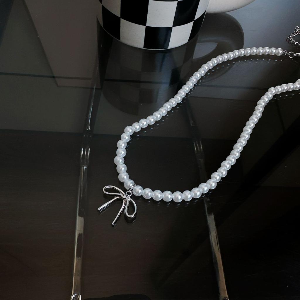 Light Luxury Niche High-end Shijia Pearl Bow Pendant Necklace Women's New Temperament Beaded Collarbone Chain Neck Chain