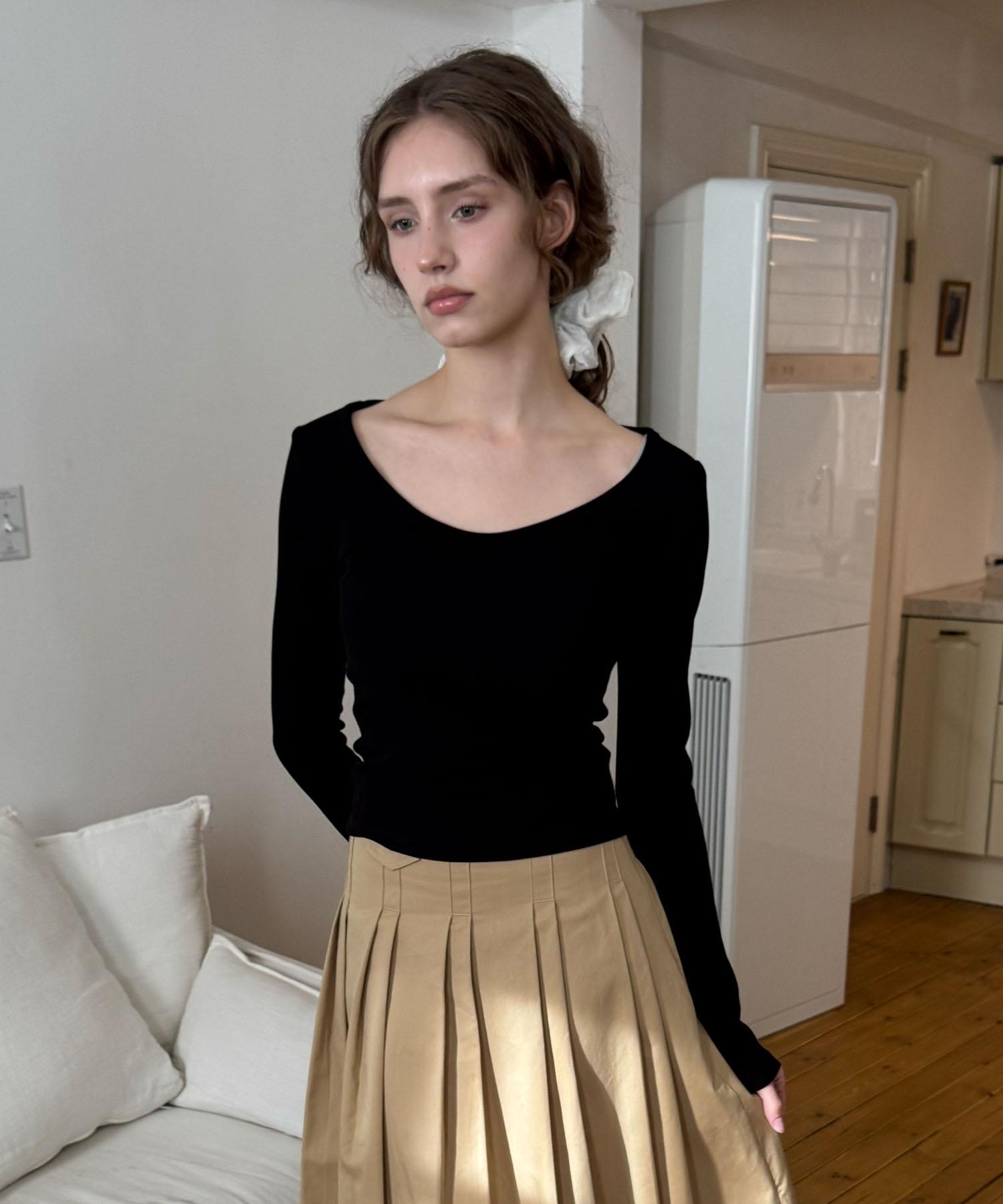 Delaidy Petal Neck T-Shirt (Black)