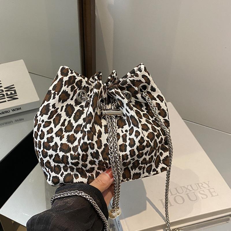 Módní kabelky pro ženy Nová móda Módní kabelky přes rameno pro ženy Ins Francouzské univerzální kabelky přes rameno s řetízkem pro ženy