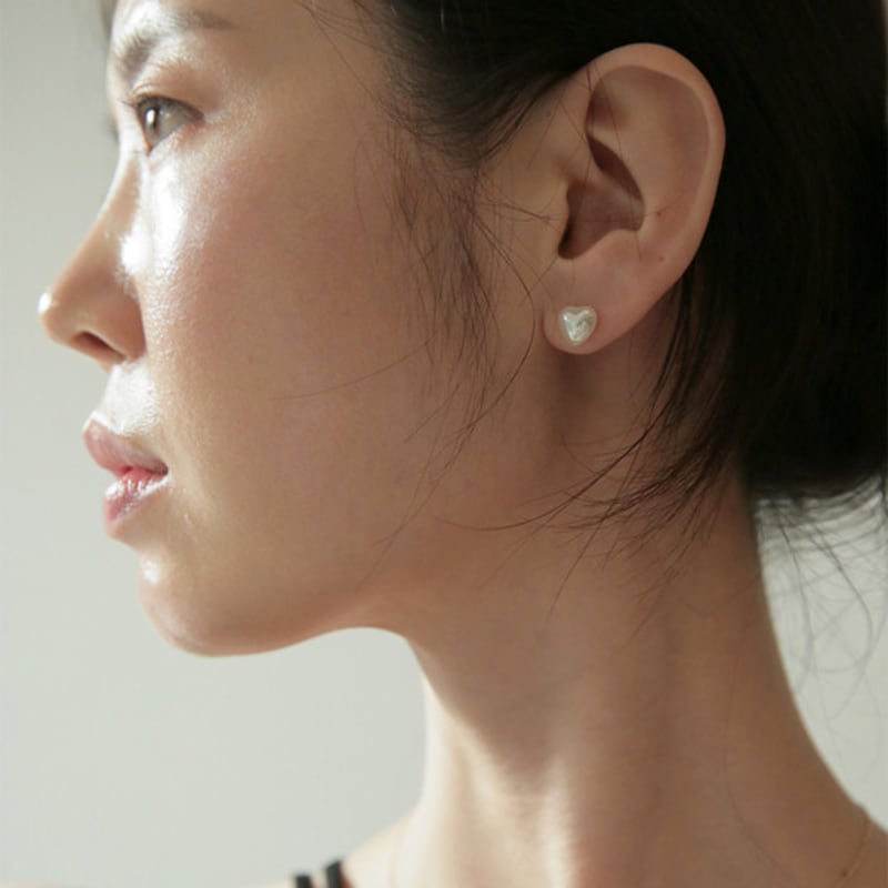 modernlike 14k aurora heart pearl earrings