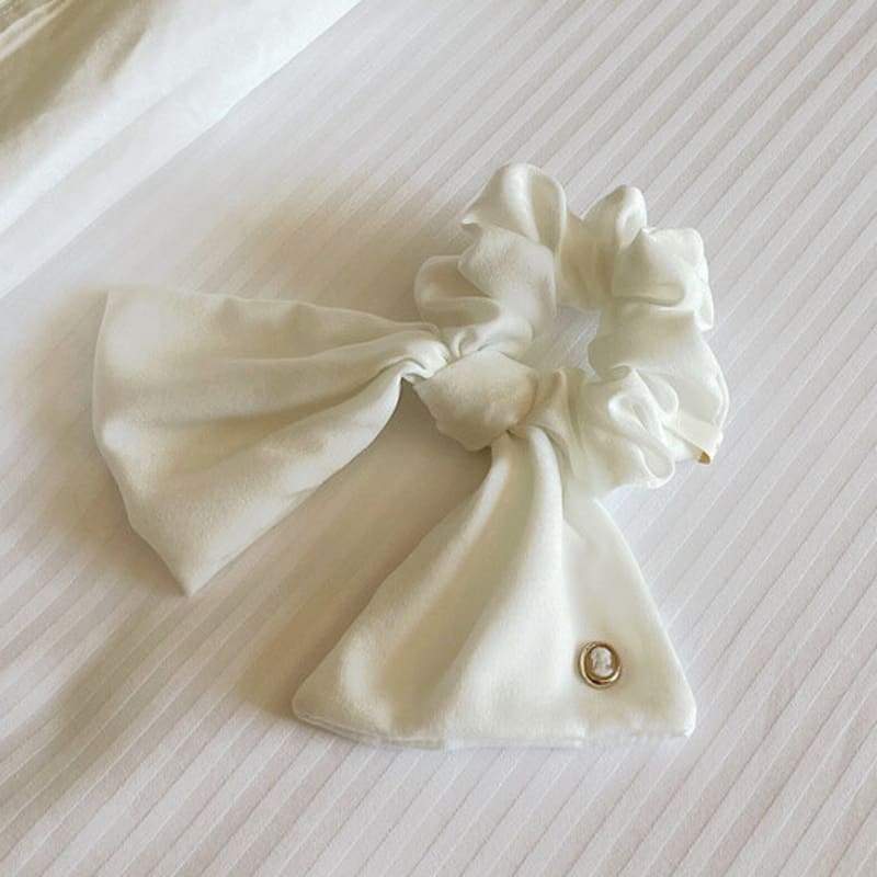 Oar Cameo Satin Ruffle Scrunchie [White]