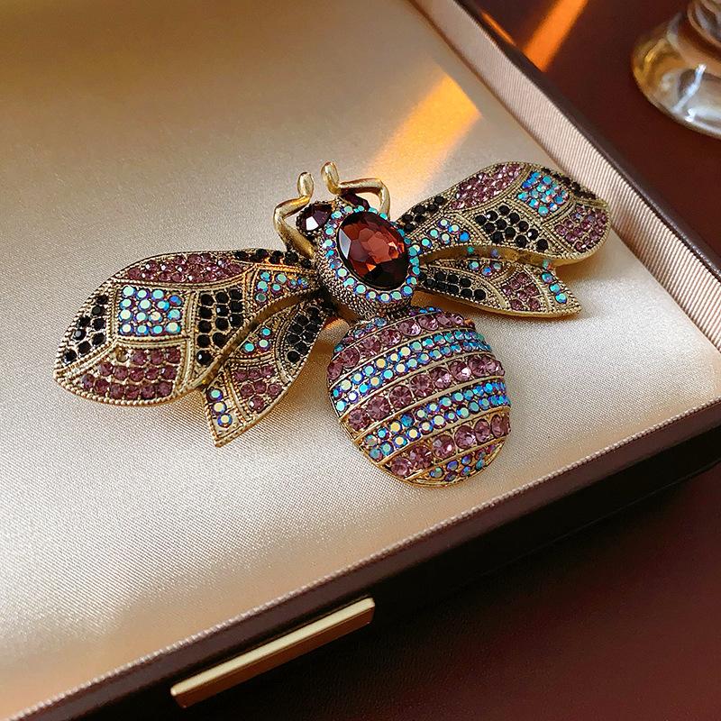 Średniowieczna Vintage Broszka z Kontrastującą Pszczołą Inkrustowana Diamentami Retro Lekki Luksus High-endowa Korsaż Wykwintne Wszechstronne Dodatki Kobiety