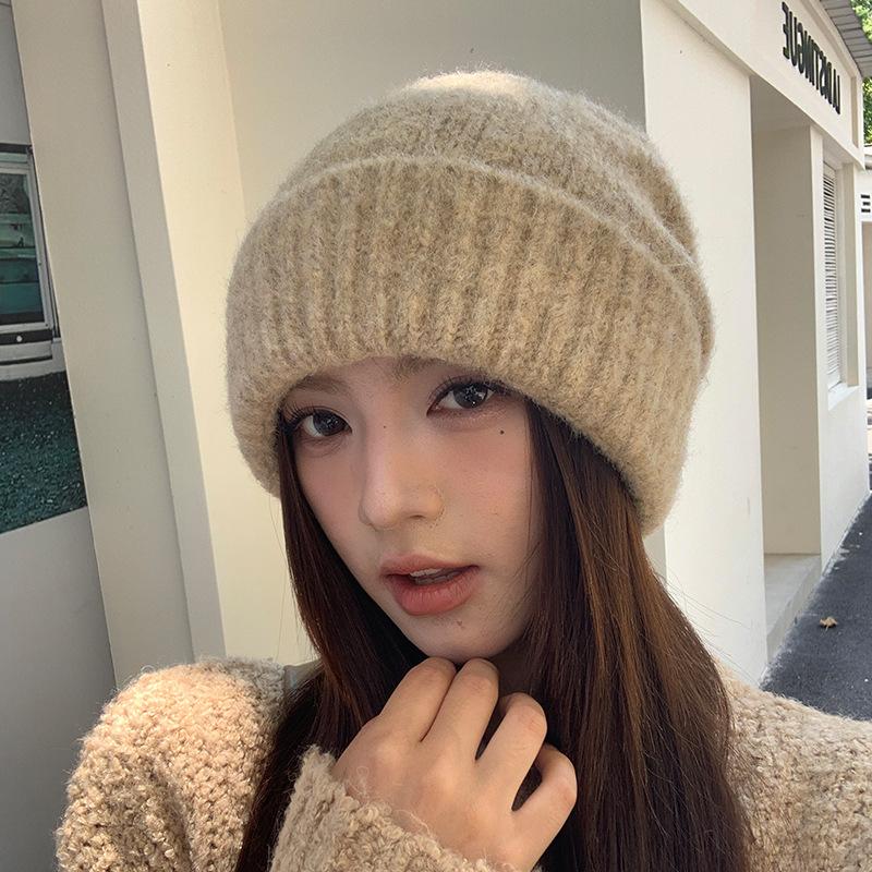 The Large Head Girdle Warm Ear Protecting Knitted Cap Is Fashionable and Versatile Making Your Face Look Good. The Small Woolen Cap Keeps You Warm