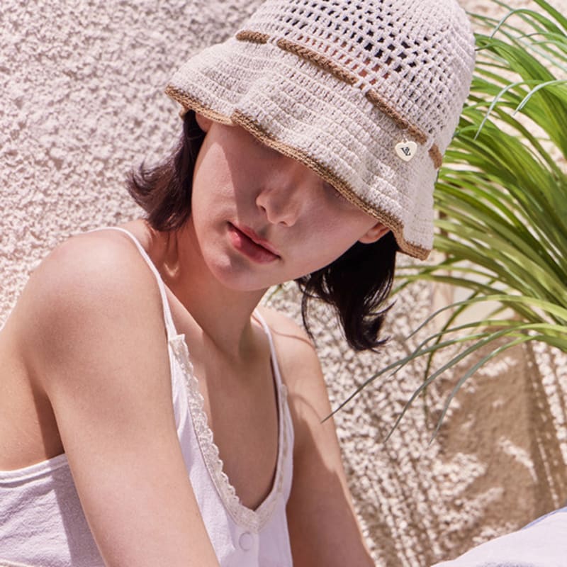 

VARZAR Панама из рафии с цепочкой в виде сердца и вязаной лентой, бежевая FREE