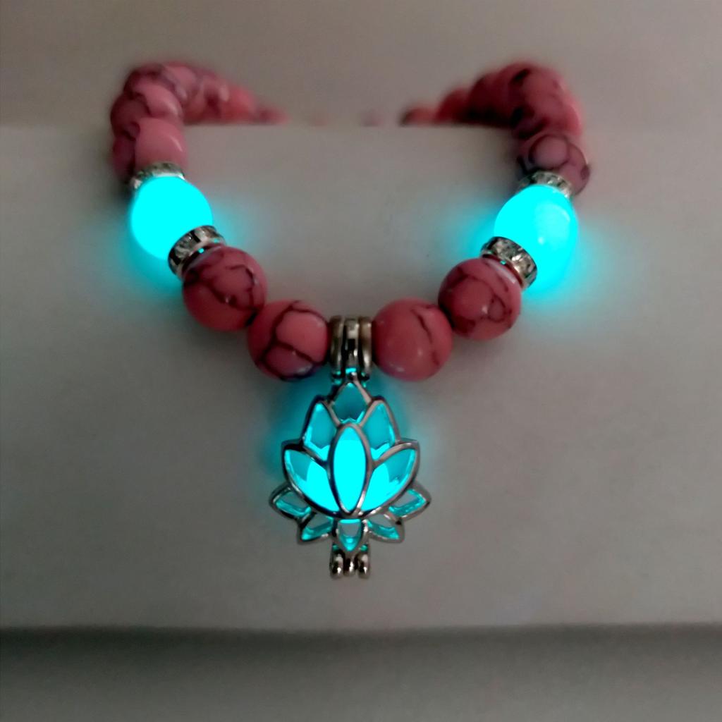 Náramek s tyrkysovými korálky Buddhy - Svítící náramek s energií lotosu a sanskrtským designem pro jógu a meditaci
