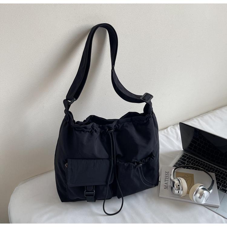 

New niche design bag women s simple trendy retro portable shoulder bag texture underarm tote bag чорний