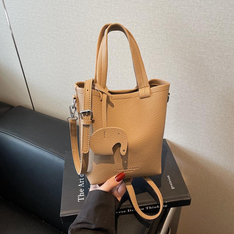Simple and versatile small bag women's summer 2025 new shoulder messenger bag popular bucket bag this year