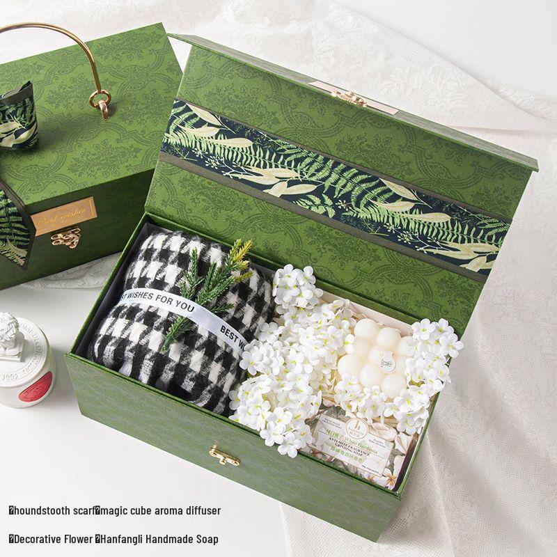 

Зимний подарочный набор: Шарф, Аромадиффузор и Мыло ручной работы One Size