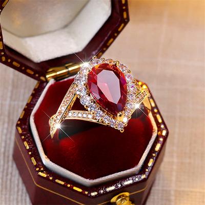 Luxe Vrouwelijke Rode Waterdruppel Zirkoon Steen Verlovingsring Trendy Gouden Kleur Bruid Bruiloft Sieraden Cadeau Voor Vrouwen