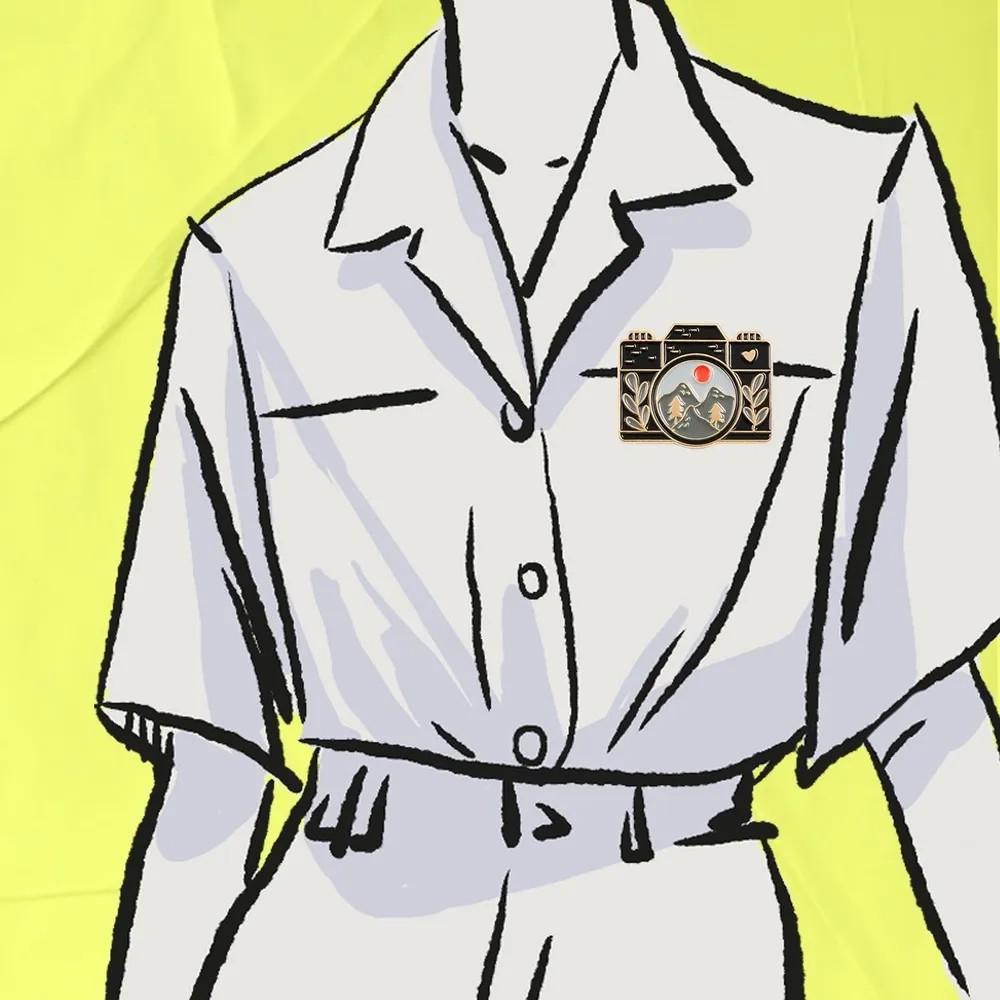 Design Camera-shaped Geometric Metal Brooch