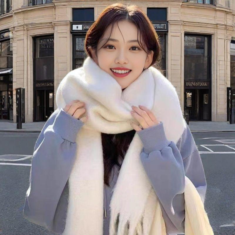 A New Scarf In Winter Solid Color, a Soft Waxy Warm Shawl In Autumn, and a Thickened Student Couple Scarf.