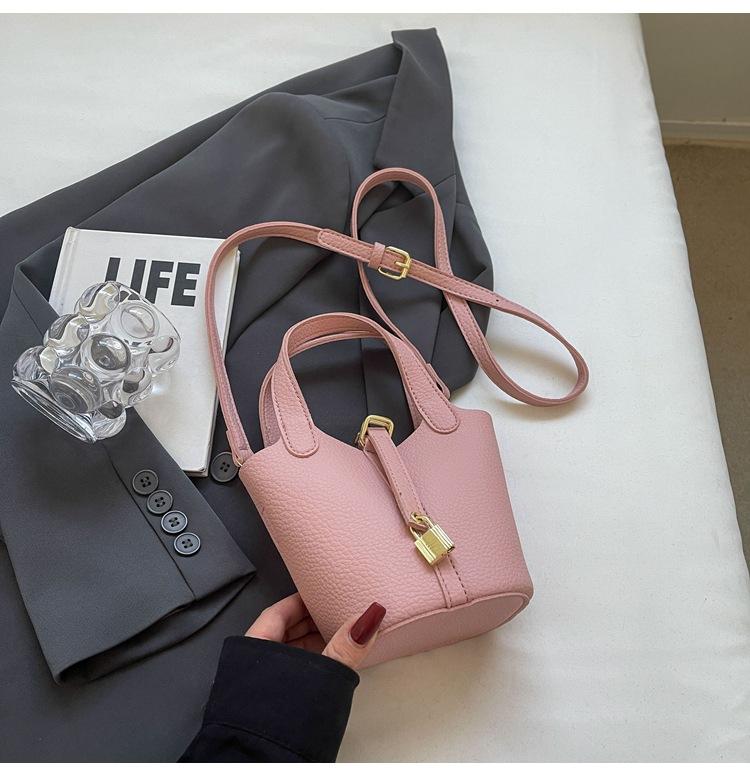 This Year's Popular High-end Fashion Handbag Women's 2025 Korean Version of the New Simple Casual Bucket Messenger Bag Women