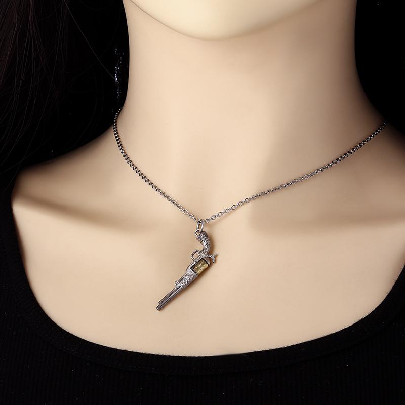Collana a forma di revolver con motivo in rilievo alla moda, ciondolo gioiello trendy e cool da uomo