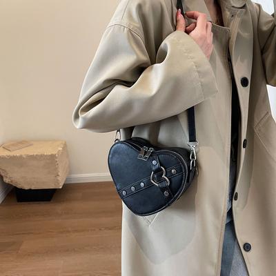 Vintage Y2K Küçük Zincir Perçin Omuz Çantası Kalp Şeklinde Çanta Çanta Kırmızı PU Deri Gotik Tote Çanta Moda Kadın Crossbody Çanta