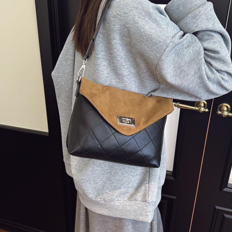 Large-capacity retro bag women's autumn and winter 2025 new versatile diamond messenger bag single shoulder underarm commuter small square bag