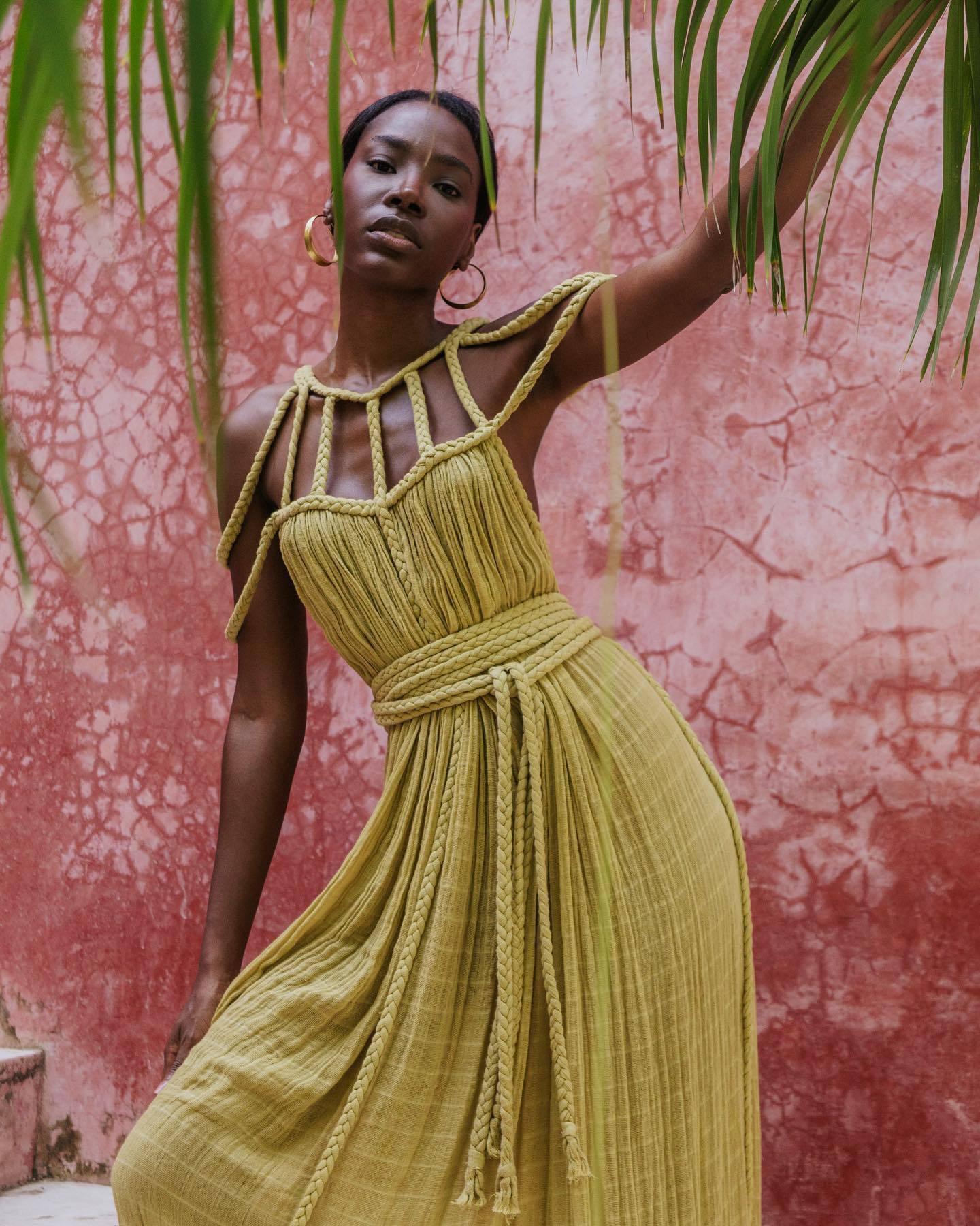 

2024 Европейское и американское весеннее женское платье макси с открытыми плечами, длинным рукавом, завязками, сексуальным вырезом халтер, свободного кроя, идеально подходит для пляжного отдыха. One Size