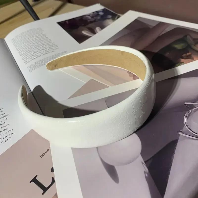 Nueva Diadema Brillante de Cuero PU Patrón Imitación Cocodrilo para Mujer Simple Ancha Lateral Moda Envoltura para la Cabeza Accesorios para el Cabello con Perlas Regalo