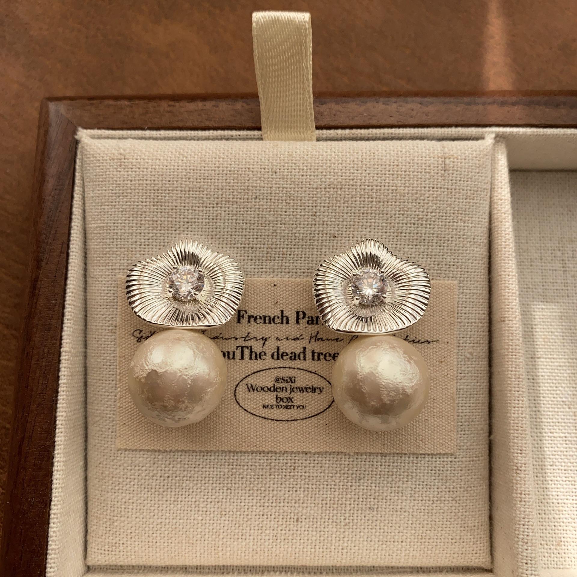 

Metal flower pearl rhinestone stud earrings elegant fashion soft high sense elegant versatile commuter earrings women