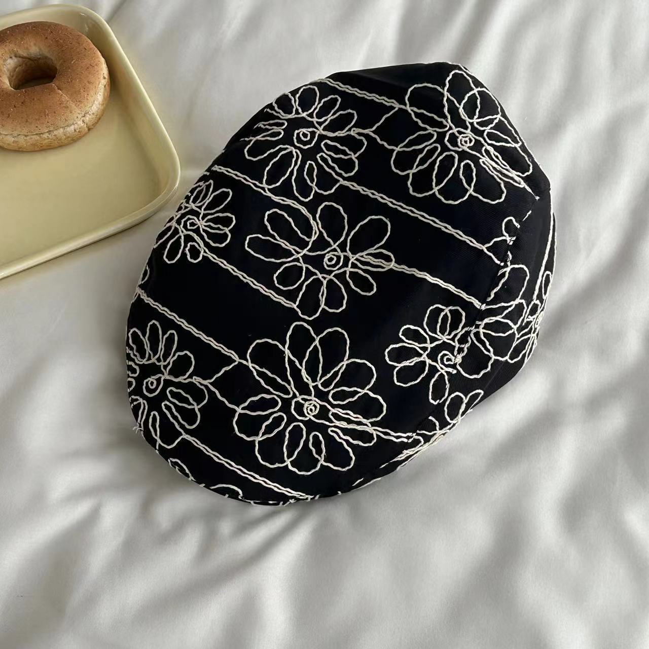 

Корейская ретро вышивка цветами утиный козырек кепка женская острая девочка универсальная для лица маленькая беретка шляпа художника Adult average size чёрный