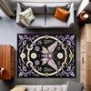Mystischer Motten Teppich, Witchcore Lila Schmetterlings Teppich mit Mondphasen, Pentagramm Symbolen & Magischer Floraler Vintage Kunst, Gotischer Teppich