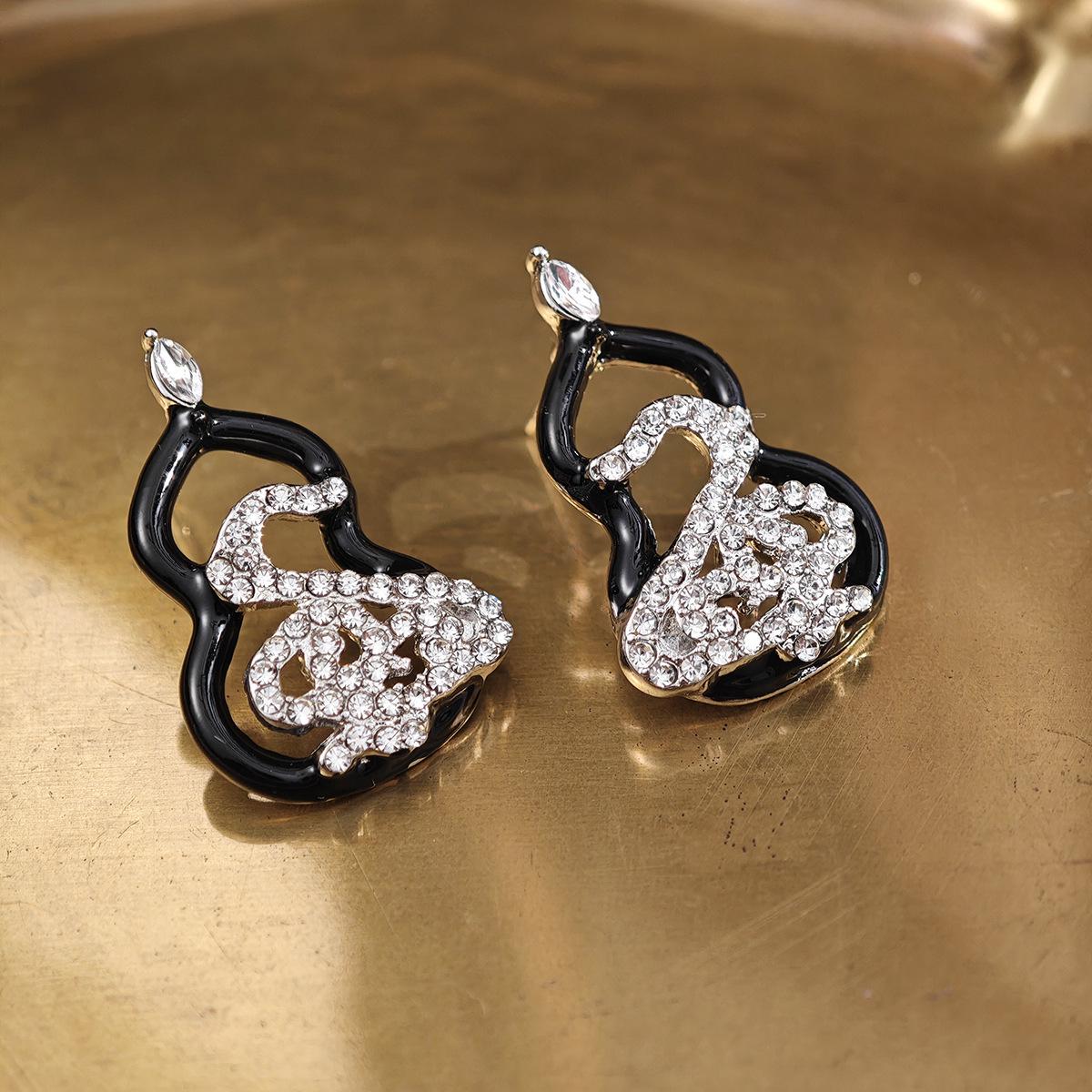 Silver Needle Diamond Inlaid Gourd Stud Earrings: Elegant, Trendy, Versatile Women s Accessories чёрный