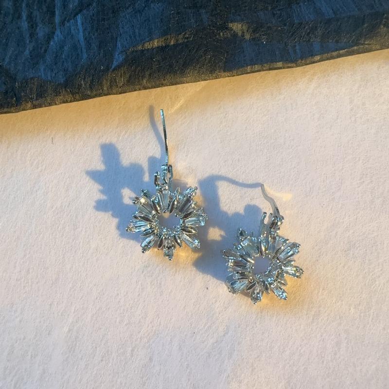 Elegant and High-end Sense of Brilliant Zircon Ice Flower Six-pointed Star Stud Earrings