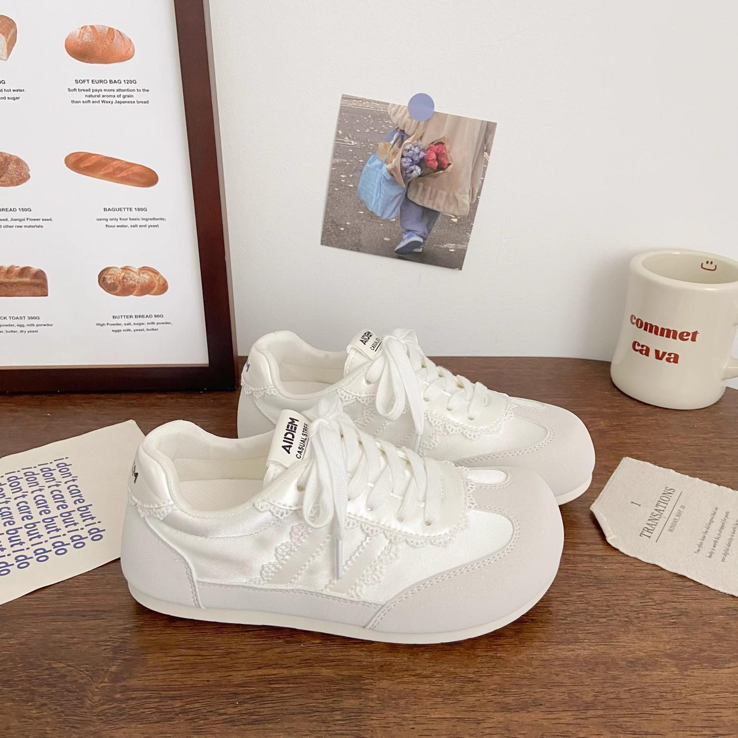 

Летние тонкие дышащие туфли для моральной подготовки женские 2025 новые универсальные молочные фуфу маленькие белые туфли на плоской подошве повседневные туфли 40