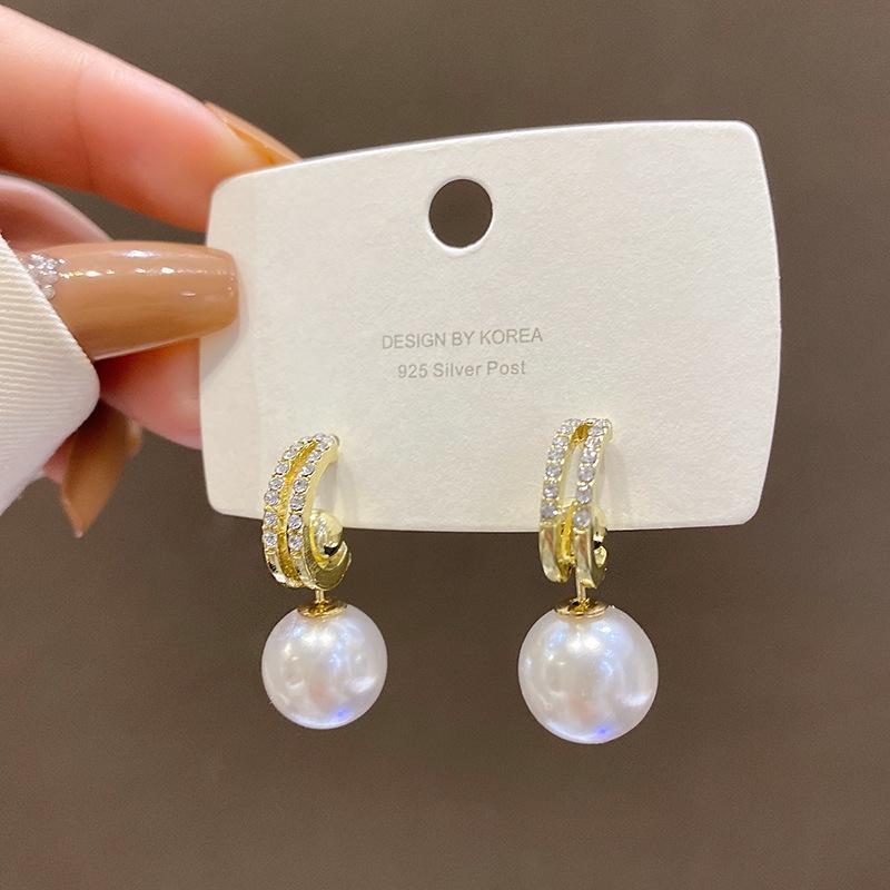 

Silver needle, a pair of pearl earrings for women s high-end sense of light luxury temperament earrings, Korean version of personalized earrings. белый