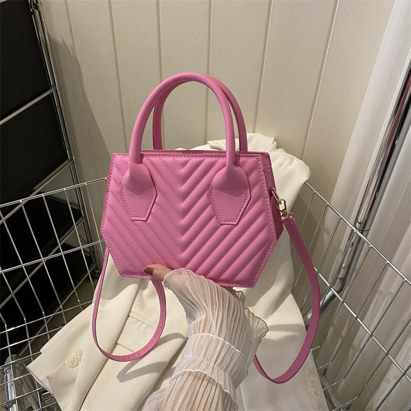 

2024 summer new casual fashion messenger bag simple retro small square bag foreign style simple shoulder portable women s bag рожевий