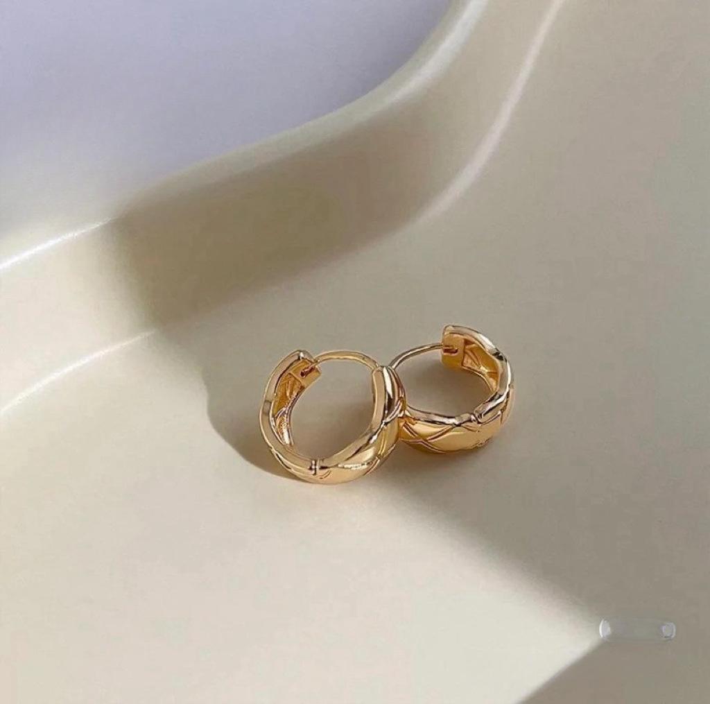 Smal Glanzend Ruitvormig Diamantvrije Oorbellen CNC Fijn Gegraveerde Oorstekers Oorbellen Stud Oorbellen Vrouwen