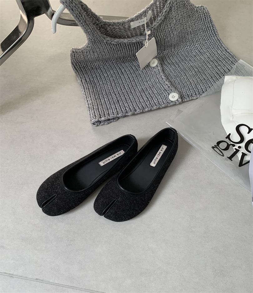 Grandma shoes women's autumn flat bottom 2025 new shallow mouth fake split toe pig's trotters single shoes one pedal with skirt Doudou shoes