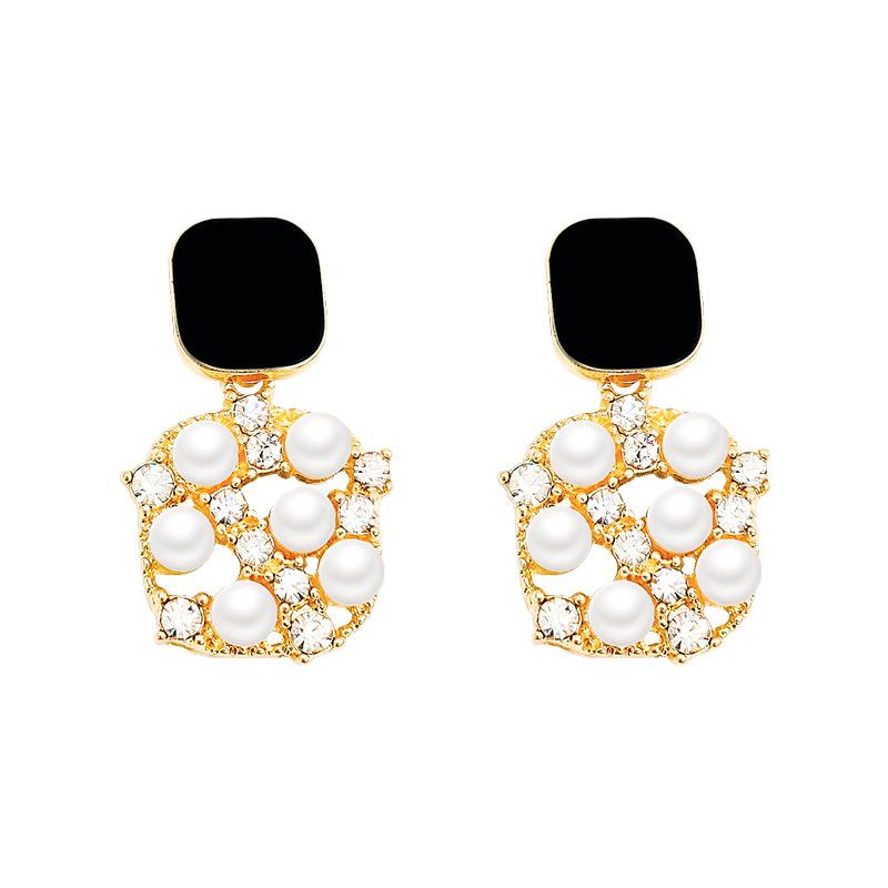 Korean retro square pearl earrings, women's port style dripping oil, black stud earrings, premium design earrings.