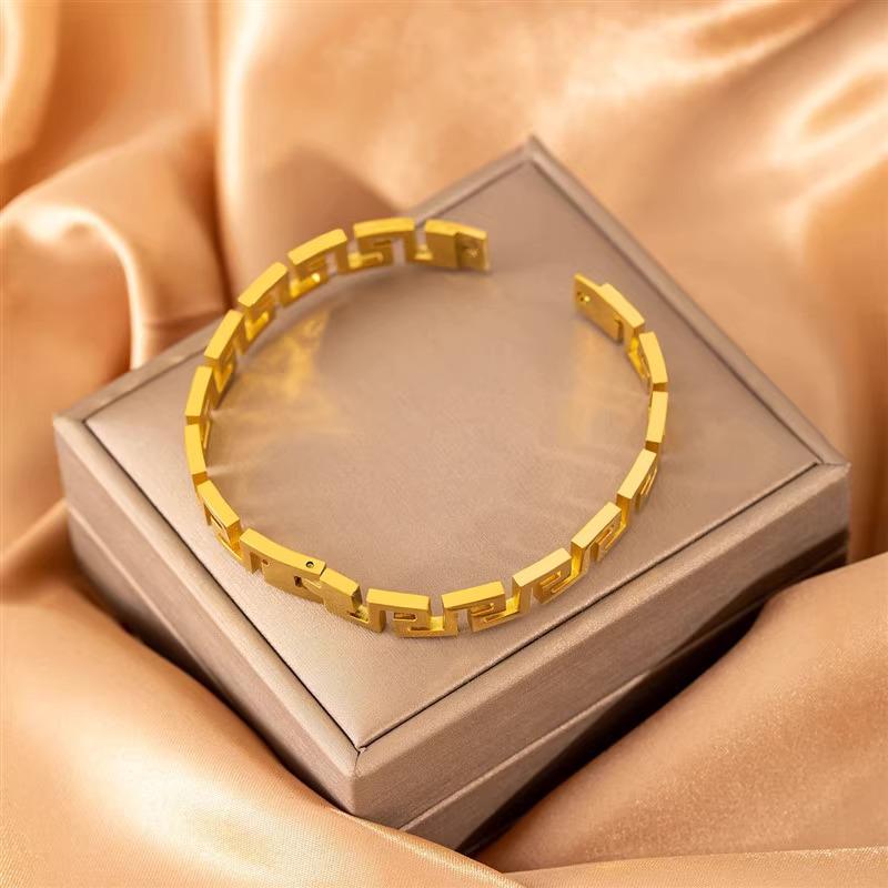 Versatile Titanium Steel Bracelet: Vacuum-Plated High-End Design with Full Diamond Accent.