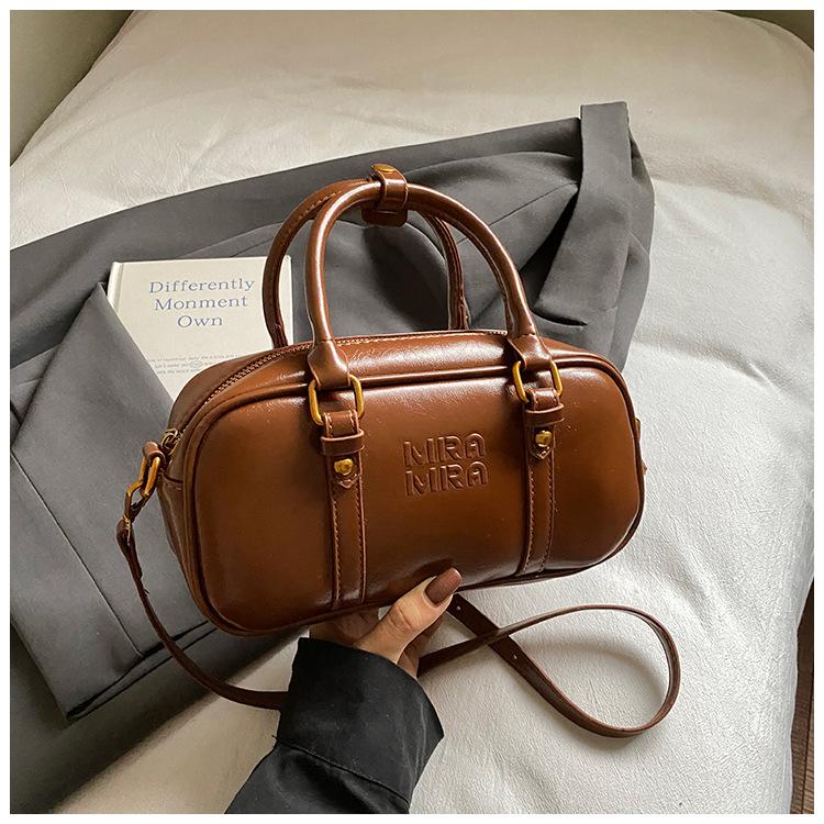 

High-value retro niche small bag 2025 new autumn foreign style Korean version ins portable small square bag messenger bag коричневый