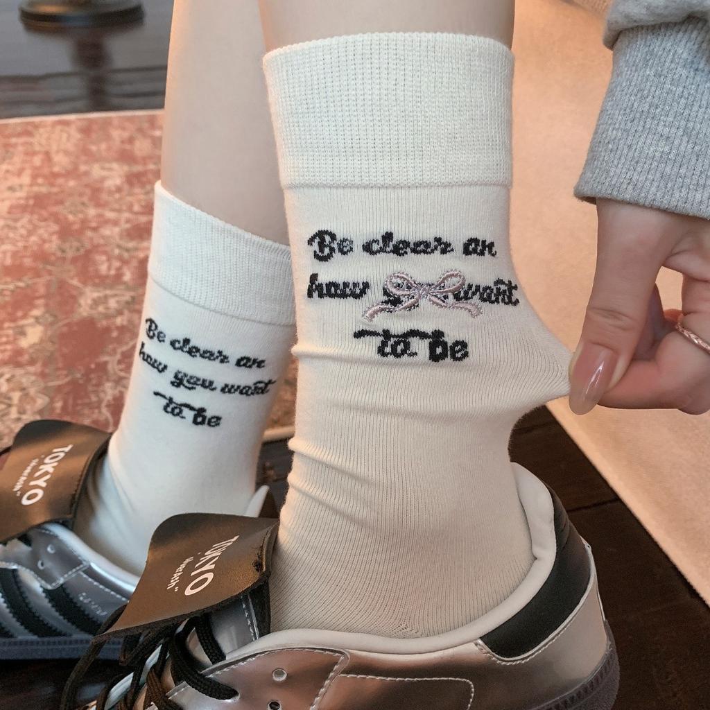Socken Damen Alphabet Schleife Gestickt Mittellange Socken Koreanische Außenbekleidung Grau Knochenlose Plüschsocken