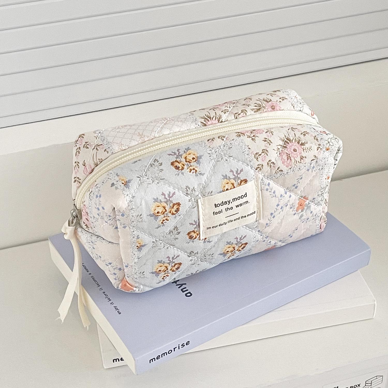 

Travel-Friendly Floral Color-Blocked Clutch: Elegant, Spacious Women s Makeup & Toiletry Bag