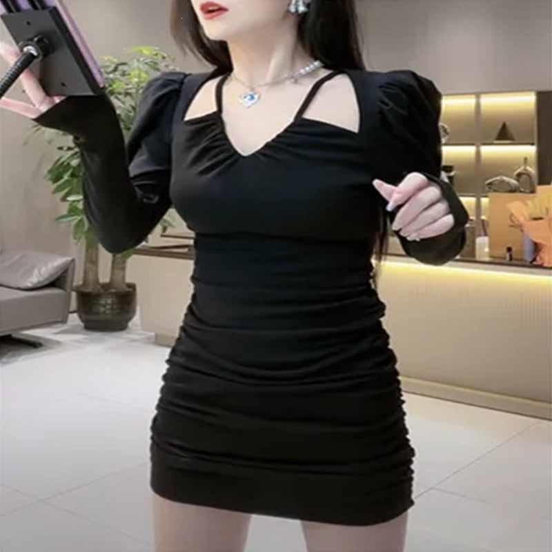 Dress women's spring and autumn 2026 new design pleated sexy skirt V-neck pure desire Spice Girl hip skirt