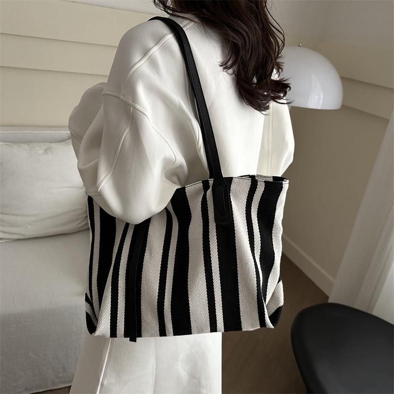 Stylish And Spacious 2024 Summer New Simple Casual Tote Bag For Women In Black And Brown